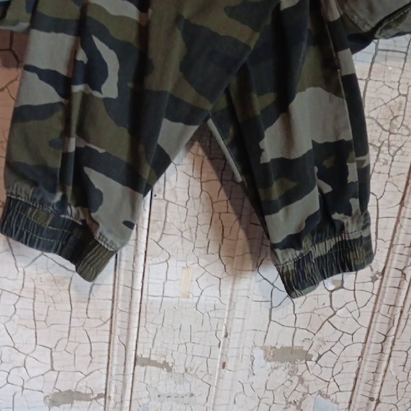 Ecko Unlimited Green Camo Cargo Pants - Picture 6 of 6